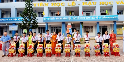 Tặng quà “Cây mùa xuân” cho học sinh có hoàn cảnh khó khăn nhân dịp Tết Nguyên Đán 2025
