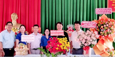 BAN GIÁM HIỆU, GIÁO VIÊN VÀ HỌC SINH PHỐI HỢP THĂM VÀ TẶNG HOA ĐƠN VỊ TRUNG ĐOÀN ĐỒNG NAI
