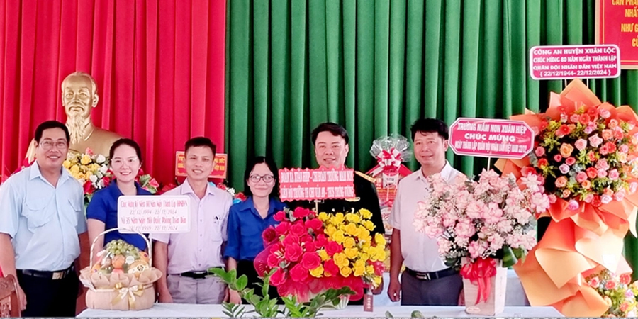 BAN GIÁM HIỆU, GIÁO VIÊN VÀ HỌC SINH PHỐI HỢP THĂM VÀ TẶNG HOA ĐƠN VỊ TRUNG ĐOÀN ĐỒNG NAI